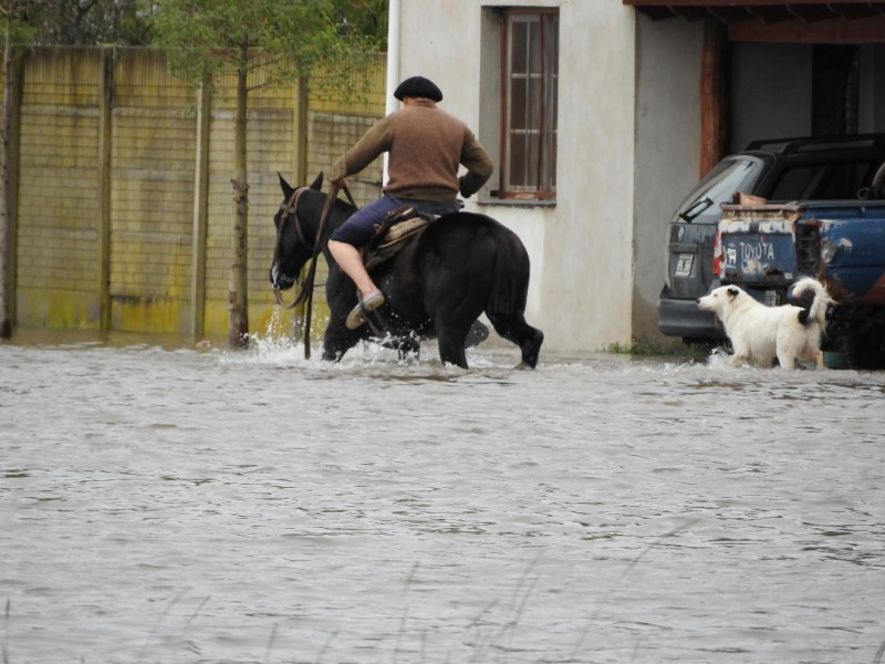 Lleg� el agua de los campos y se aneg� el acceso a Recalde